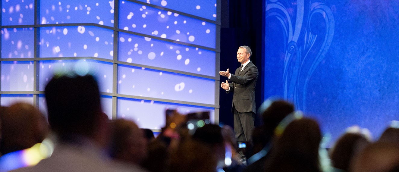 Bruce stands on stage at the NAR Annual Meeting after receiving the 2019 Good Neighbours Award -- Bruce monte sur scène lors de l'assemblée annuelle du NAR après avoir reçu le prix Good Neighbours 2019